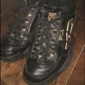 Black and gold filas